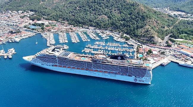 Uzunluğu tam 333 metre! Dev kruvaziyer binlerce turisti Marmaris'e getirdi