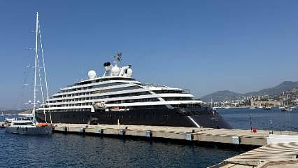 Bodrum'a ilk ziyaret: "Scenic Eclipse 2" 218 yolcuyla limana yanaştı