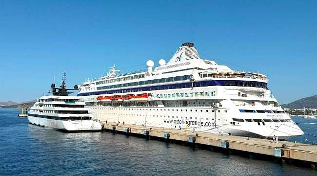 Bodrum'a kruvaziyer hareketliliği: Bini aşkın turist ilçeyi ziyaret etti