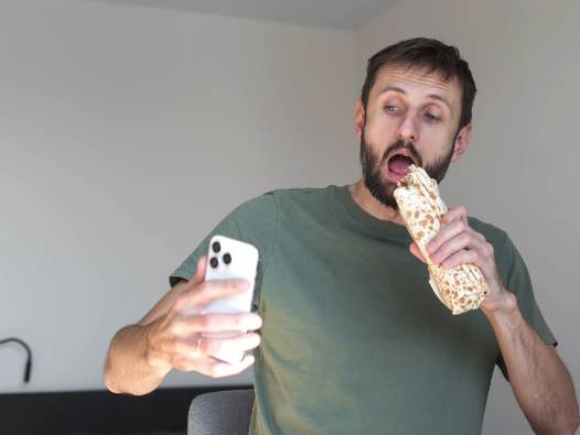 İçerik üreticilerine vergi uyarısı: Ücretsiz yemek ve ürünler de vergilendirilecek