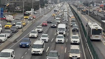 İstanbul’da trafik kilitlendi: Bayram sonrası ilk iş gününde yoğunluk
