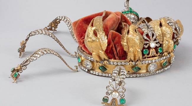 Louvre Müzesi soygununda düşürülmüştü: O taç ilk kez görüntülendi