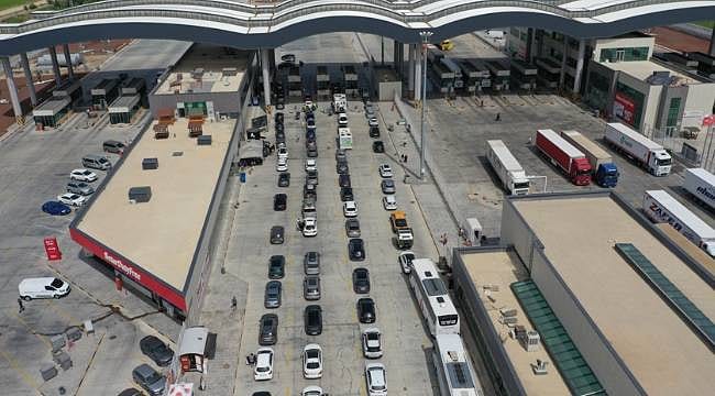 Gümrük kapılarında tarihi yoğunluk: Bayramın son günü araç ve yolcu girişlerinde rekor kırıldı