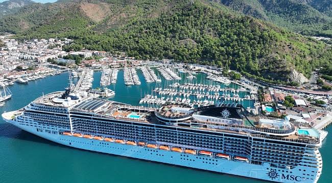 Dev kruvaziyer Marmaris'e demirledi: 3 binden fazla turist taşıdı