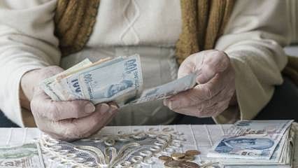 Milyonlarca emekli merakla bekliyordu! Bayram ikramiyesi ve emekli maaşı ödeme takvimi belli oldu