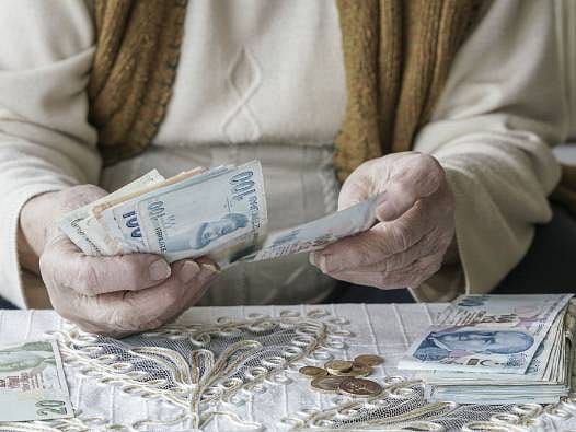 Milyonlarca emekli merakla bekliyordu! Bayram ikramiyesi ve emekli maaşı ödeme takvimi belli oldu