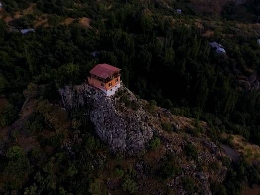 O eve ulaşmak için 96 basamak çıkmak gerekiyor! Kayalığın zirvesindeki evin fiyatı dudak uçuklattı