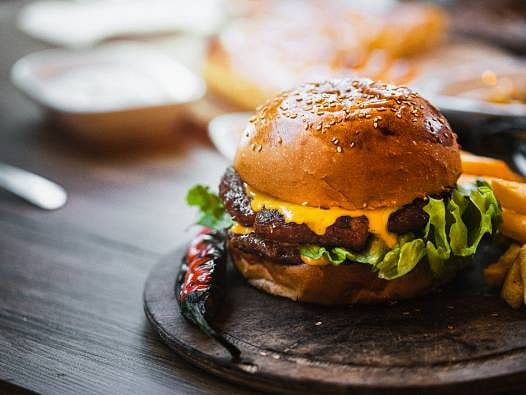Bakanlık tek tek ifşa etti! Hamburger kıymasında sakatat, peynirde nişasta tespit edildi