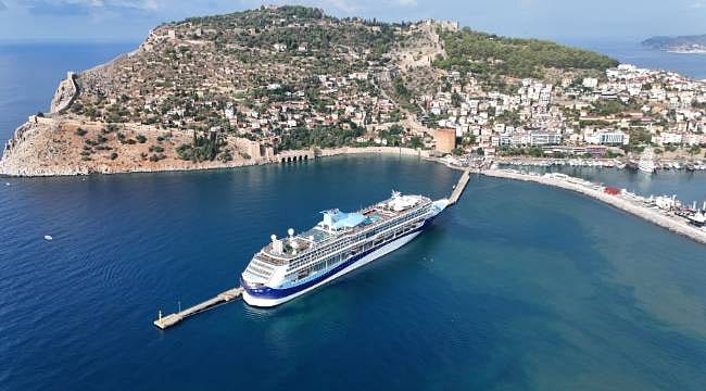 Alanya'ya dev kruvaziyerle turist akını: Bin 500'den fazla yolcu geldi