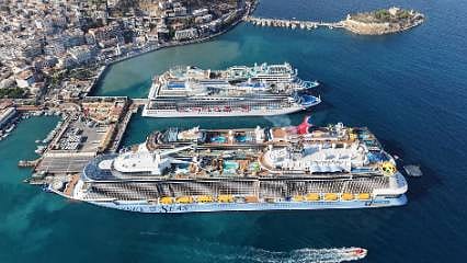 4 kruvaziyer birden yanaştı: Kuşadası'na 11 bin 811 turist geldi