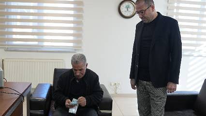 Para poşeti çöpe gitti, bankaya çöp poşetiyle gitti