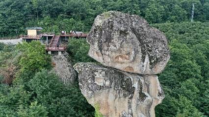 Sanki biri getirip üzerine koymuş gibi: Görenleri şaşırtan doğal oluşum turizme kazandırıldı
