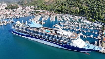 Marmaris'e yüzen dev geldi! 2 bin 475 kişiyle limana yanaştı