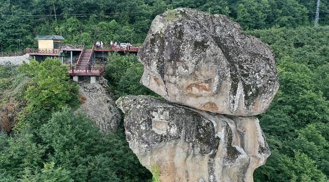 Sanki biri getirip üzerine koymuş gibi: Görenleri şaşırtan doğal oluşum turizme kazandırıldı