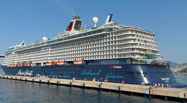 Bodrum'da kruvaziyer hareketliliği: "Mein Schiff 5" binlerce yolcu getirdi