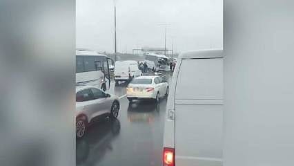 Polis servisi kazaya karıştı: 30 yaralı, kalbi duran polis hayata döndürüldü