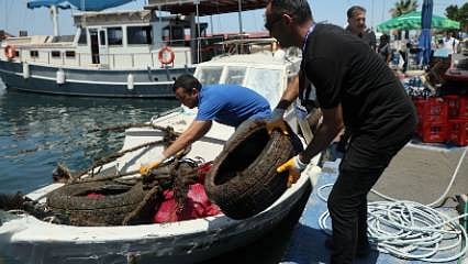 Detaylar: Kirlilik gözler önüne serildi: Denizden çıkarılan 260 kilo atık sahilde sergilendi