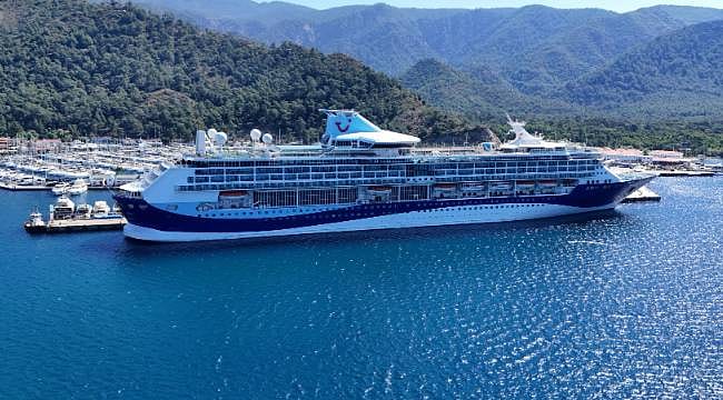 Dev kruvaziyer Marmaris'te: 1790 turist ilçeye akın etti