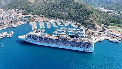 Uzunluğu tam 333 metre! Dev kruvaziyer binlerce turisti Marmaris'e getirdi