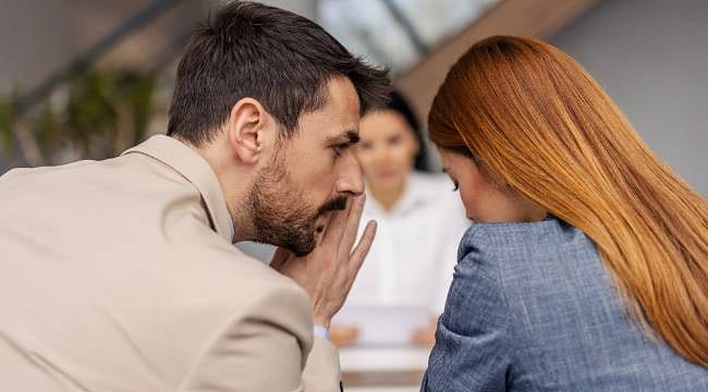 WhatsApp'ta patronun dedikodusunu yaptıkları iddiasıyla kovuldular! Mahkeme son noktayı koydu