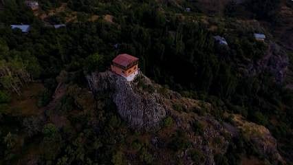 O eve ulaşmak için 96 basamak çıkmak gerekiyor! Kayalığın zirvesindeki evin fiyatı dudak uçuklattı