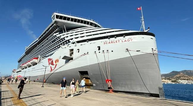 Dev kruvaziyer Bodrum'a yanaştı: 2 binden fazla turist getirdi