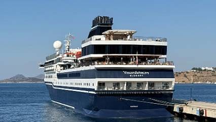 Bodrum Limanı’na 152 metrelik misafir: 119 yolcuyla limana yanaştı