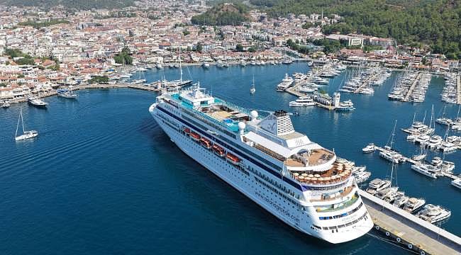 Marmaris'e denizden turist akını: Bir kruvaziyer daha limana yanaştı