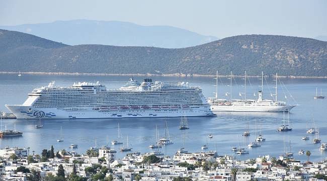 Turizmde hareketli gün: Bodrum'a iki kruvaziyer birden geldi