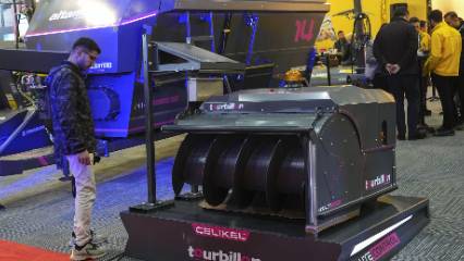 Türk mühendisler tarafından geliştirildi: Yerli yem itme robotu ilk kez görücüye çıktı