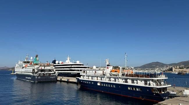Bodrum'a 3 yolcu gemisiyle 293 yolcu geldi: İki gemi ilk kez limana yanaştı