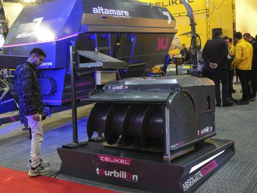 Türk mühendisler tarafından geliştirildi: Yerli yem itme robotu ilk kez görücüye çıktı