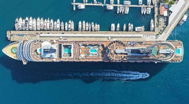 Marmaris'te kruvaziyer hareketliliği: Dev gemi binlerce turist getirdi