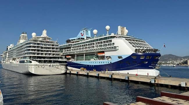 Bodrum Limanı'nda hareketli gün: İki dev gemi birden yanaştı