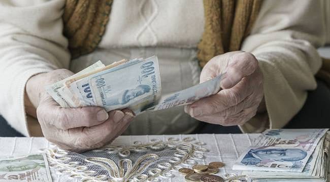 Milyonlarca emekli merakla bekliyordu! Bayram ikramiyesi ve emekli maaşı ödeme takvimi belli oldu