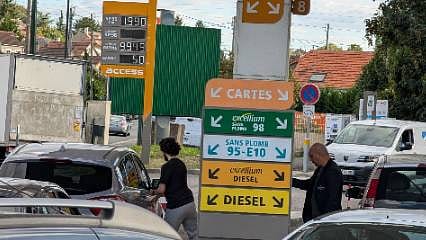Fransa’da akaryakıt fiyatları rekor seviyede: Protesto çağrısı yapıldı