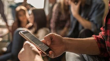 Macron duyurdu: Fransa'da liselerde cep telefonu yasaklandı