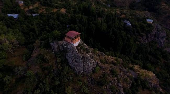 O eve ulaşmak için 96 basamak çıkmak gerekiyor! Kayalığın zirvesindeki evin fiyatı dudak uçuklattı