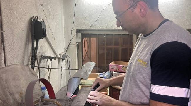 Kurban Bayramı yoğunluğu başladı: Görme engelli usta gece gündüz çalışıyor
