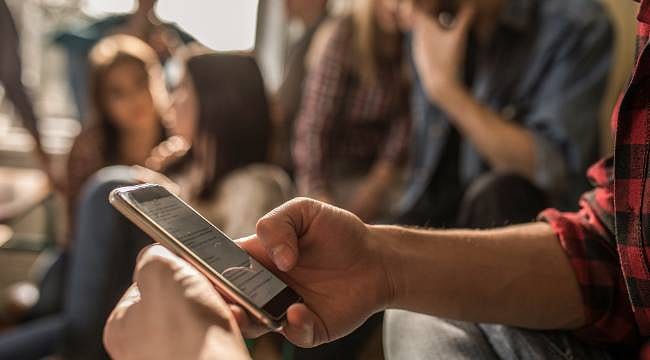 Macron duyurdu: Fransa'da liselerde cep telefonu yasaklandı
