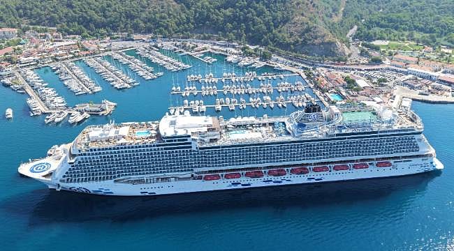 Dev kruvaziyer Marmaris'e demirledi: 2 binden fazla turist ilçeye akın etti