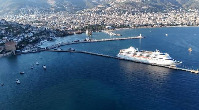 Alanya'da kruvaziyer hareketliliği: 193 metrelik gemi limana yanaştı