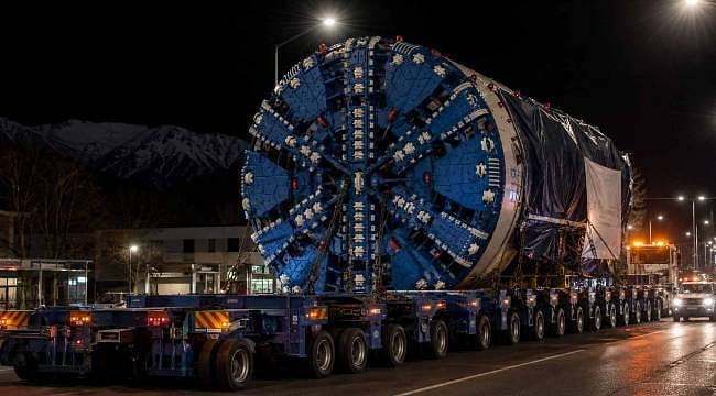 Yollardan geçen devasa çelik: Gece yarısı kasabadan ne geçti?