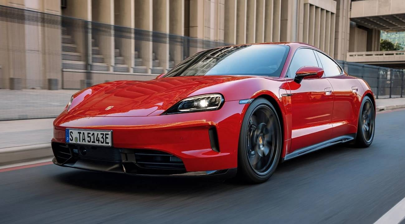 Porsche'den radikal hamle: Satış krizini yapay zeka ve sanal vitesle çözüyorlar