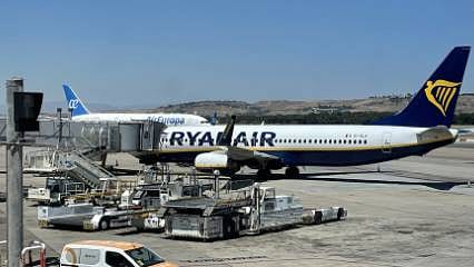 Ryanair geri adım attı: Uçak yolculuğunda yeni uygulama başlıyor