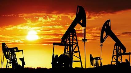 Fitch'ten kritik petrol tahmini: Hürmüz açılırsa arz fazlası fiyatları düşürebilir