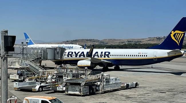 Ryanair geri adım attı: Uçak yolculuğunda yeni uygulama başlıyor