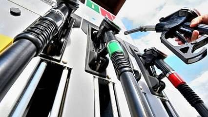 Akaryakıtta peş peşe indirim: Motorinde tabelalar bir kez daha değişecek