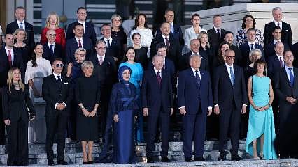 Türk mutfağı diplomasi sofrasında: Dünya liderleri NATO yemeğinde Anadolu lezzetlerini tattı