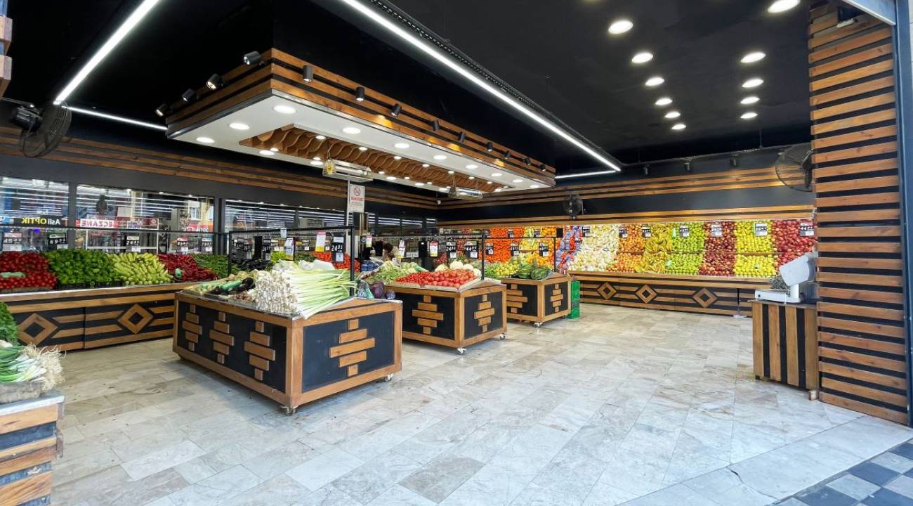 Temeli 64 yıl önce bakkaliye dükkanı ile atılan market zinciri halka az oluyor